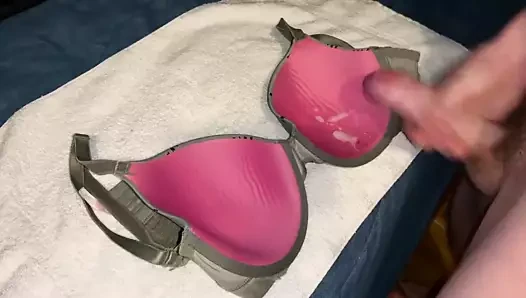 Char'ın sutyen boşalması