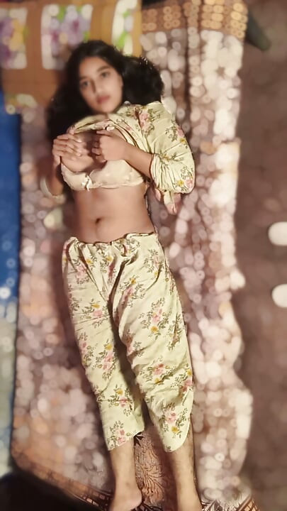 Desi seksi genç kız video görüşmede bf'sine çıplaklığını gösteriyor amını sikiyor