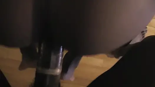 Zenci hatun sürtük sikişmek için dükkanın önünde seçiliyor