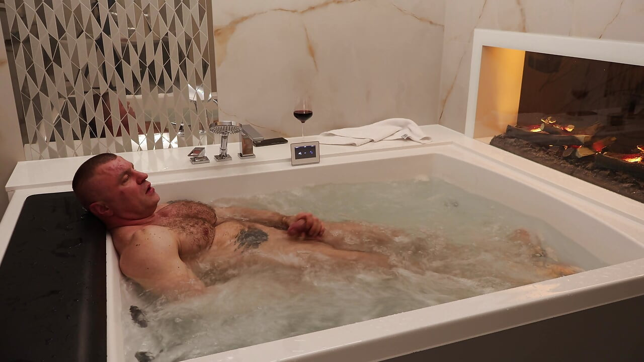 Hairy Muscle Stud: Luxury Jacuzzi Strip & Raw Jerk off - 4K Bodybuilder Solo