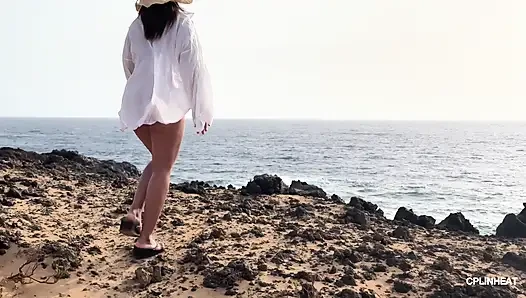 Toket besar thailandku gemetar saat angin asin, putingnya diekspos di pantai telanjang