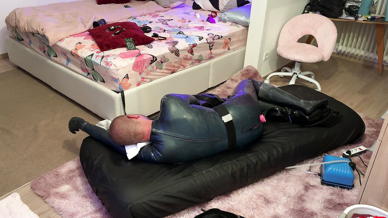 Esposa ordeña a su marido-esclavo sumiso en un saco hinchable de látex - E-stim, Rimmer y dificultad para respirar