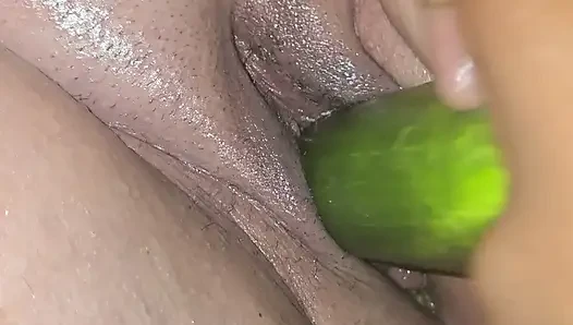 Meine Schlampe für große Toys mit einer fetten Gurke trainieren