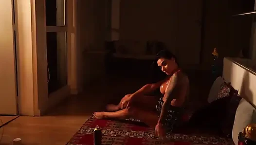 Düşük ışıkta cinsel bir Latin Striptiz Yapıyor