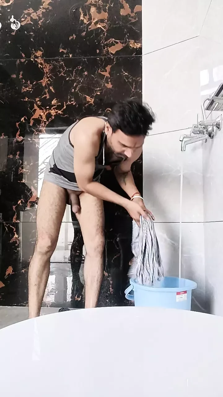 Seks u kupatilu sa prijateljima uživo
