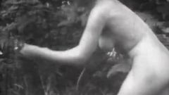 Adolescente tonta caminando por el bosque (vintage de 1910)