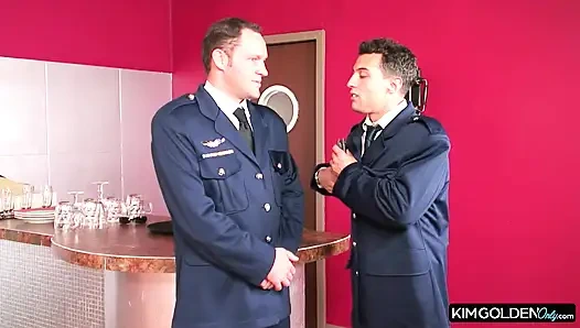 Blonde Sexbombe in heissem Restaurant-Gangbang