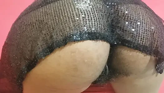 Membungkukkan pantat dan cewek ebony yang cantik membungkuk di atas memek lezat