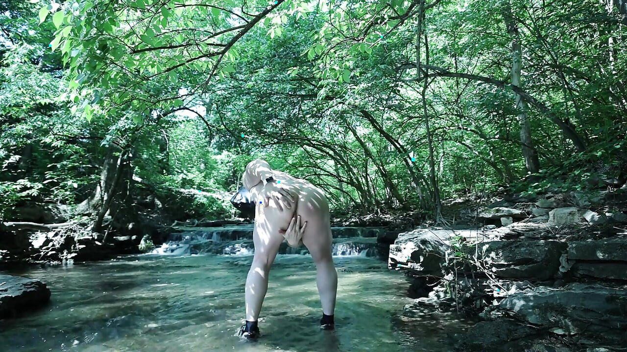 Uốn cong bởi thác nước, cố gắng quay lén một chút khoảnh khắc riêng tư ...