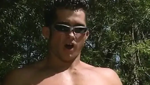 Pelacur peminum kencing dientot habis-habisan di luar ruangan