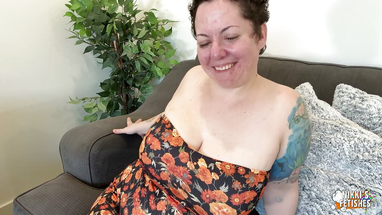 NIKKISFETISHES Close-Up Hand Play met Grote Roze Areola Borsten en Penis Grip