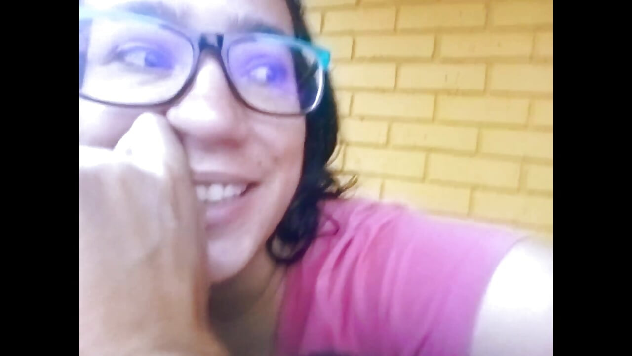 Eu toco minha buceta na varanda e os vizinhos me assistem da janela