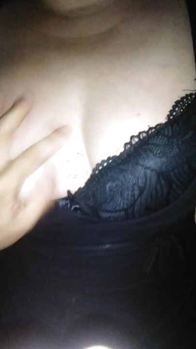 Mă joc cu sânii iubitei mele