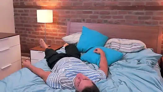 Brünette amateurin reitet schwanz leidenschaftlich