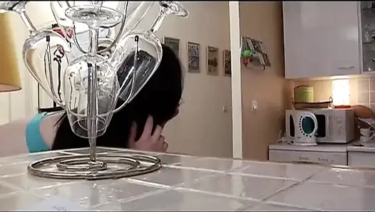 İki lezbiyen mutfakta yalama yarışması yapıyor