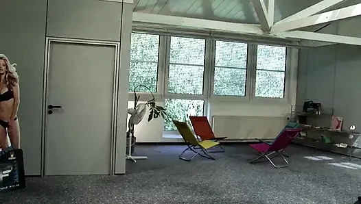 Vollbusige französische schlampe bekam hardcore-doppelfick zu dritt