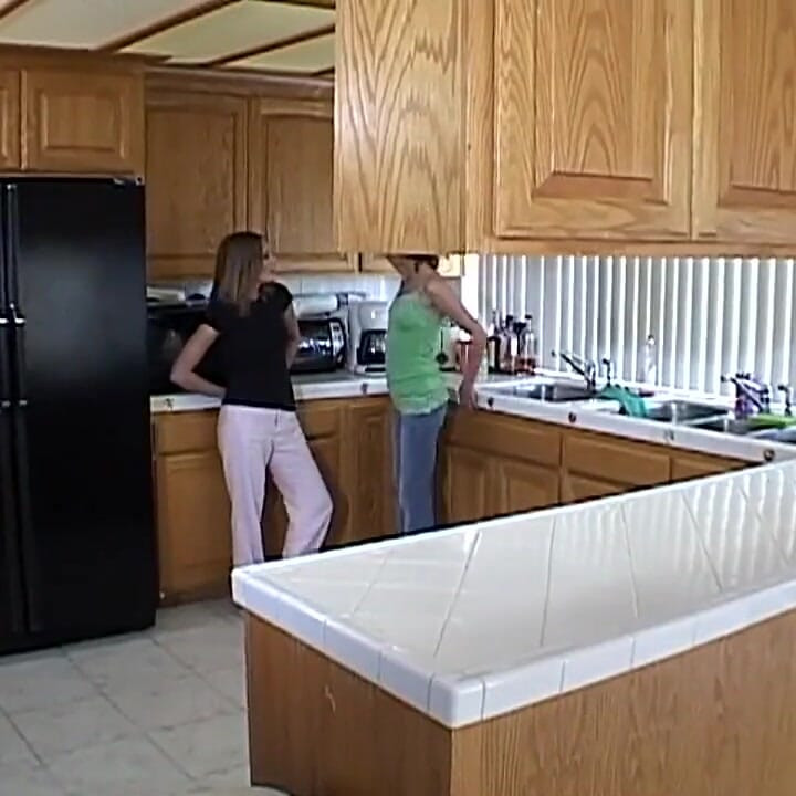 Nevjerojatno žestoko jebanje u trojci Dvije drolje i veliki kurac slatkog muškarca