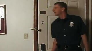 Policía sucio rompe al fugitivo en el culo en lugar de llevárselo
