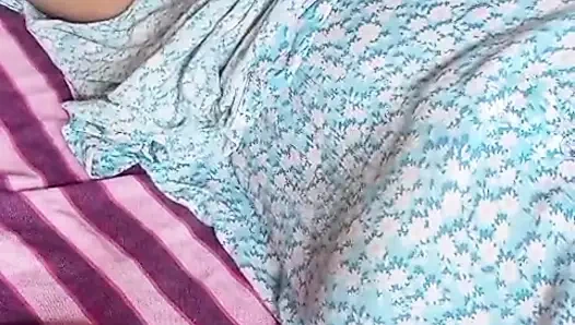 Sri Lankalı aktris Anne banyoda geceleri amcığı ve büyük doğal göğüsleriyle oynuyor