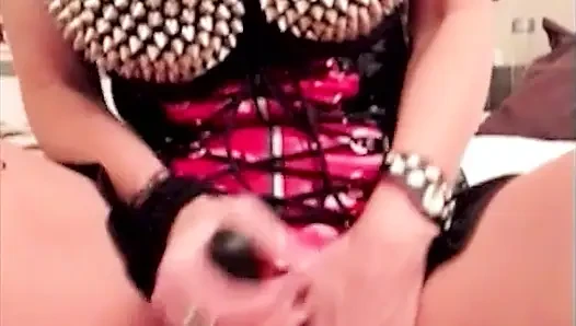Brittany Andrews yeni takma okşadığında ıslanıyor!