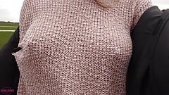 बूब वॉक: बुनाई वाले स्वेटर के माध्यम से गुलाबी रंग में ब्रालेस चलना