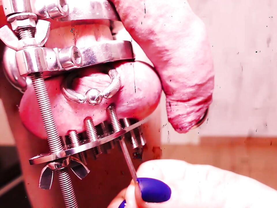 CBT cực hạn! Dụng cụ thời trung cổ cho cu! Lady Morgana nhốt cu Slave F không thương tiếc!