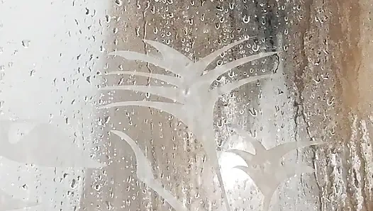 Ve iyi bir duş almak için bana eşlik edersen, ellerin kayıp