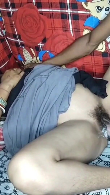 Kiefer-fallender moment aus "Teil (2) Super toller kanu-stall-sex in schwarzem sari und bluse, Hindi-audio, claire vaise-video,"