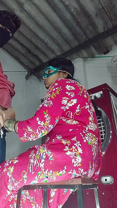 Dupa cipki jebanie kutas ssanie cipki wysysających piersi wysysających mleko z piersi i siedzenie na kutasie w stylu na pieska i leżący prosto na hindi audio