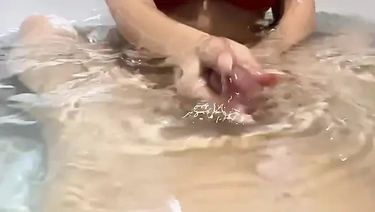 Sie tauchte seine Eier in heißes Wasser, um sie schneller zu leeren.
