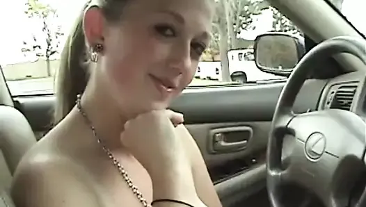 Couple sexy, pipe sur une voiture coquine