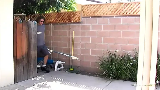 Брюнетке с большой задницей и татуировкой проникают в ее киску