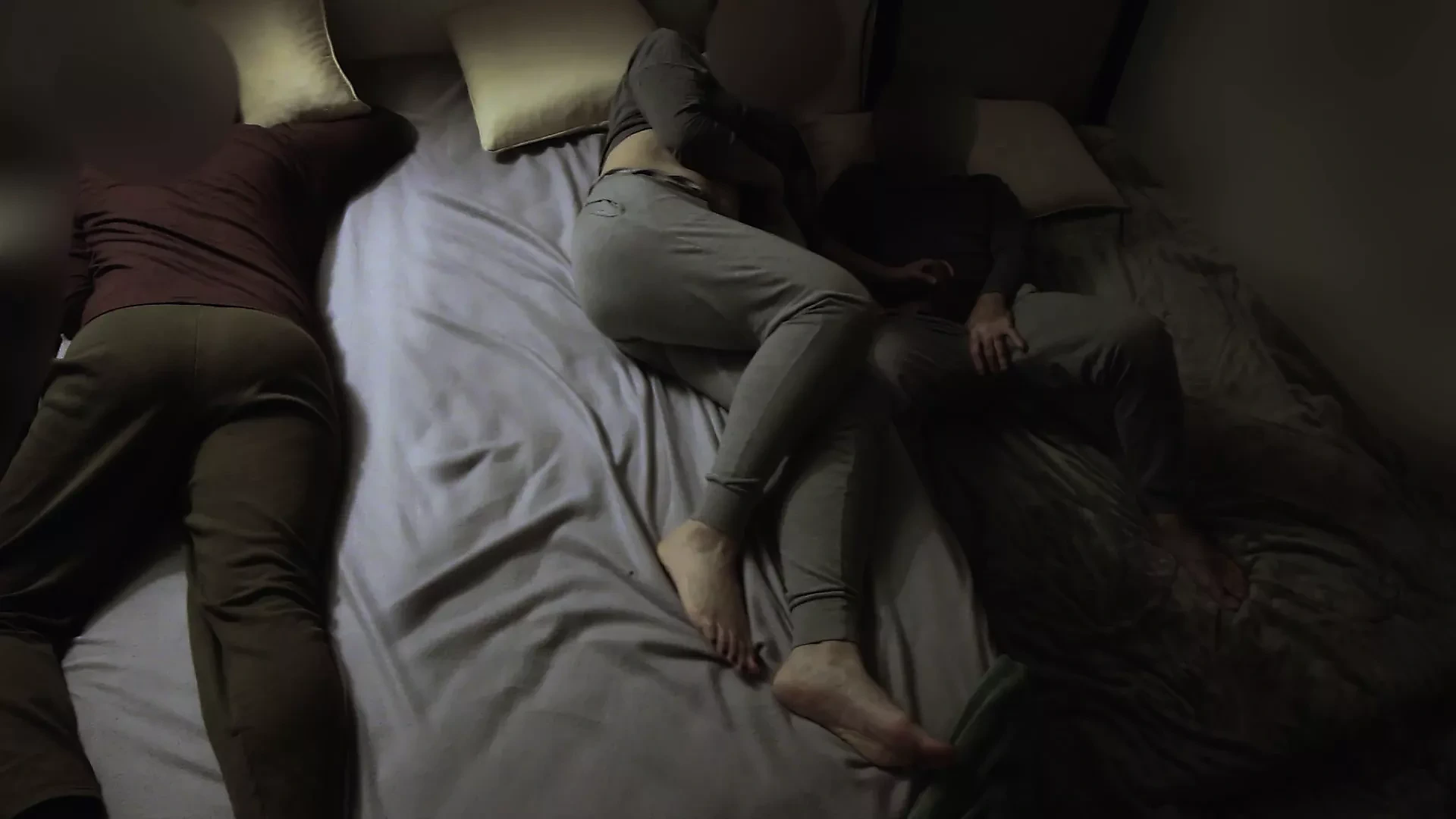 “Branquinha” fucks her husband’s cousin in the couple’s bed.