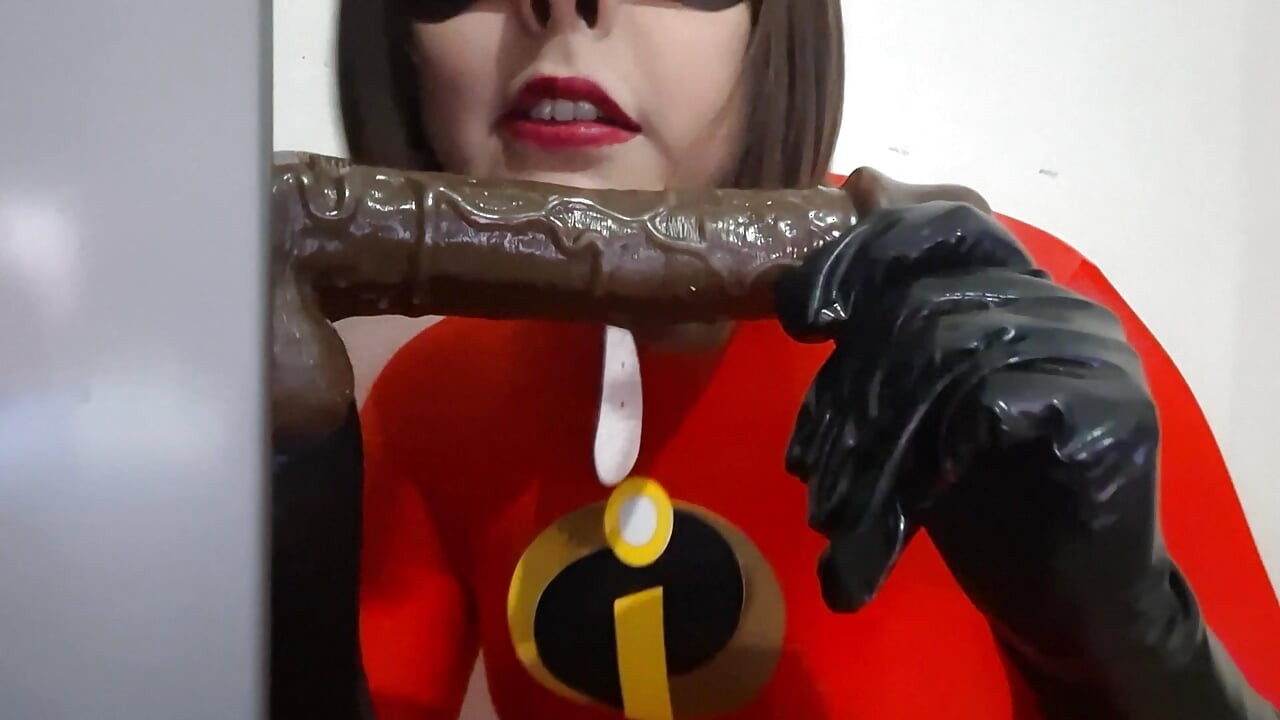Fofa armadilha elástica prostituta dando um boquete para bbc e comendo porra depois de garganta profunda vestindo um BDSM Nosehook