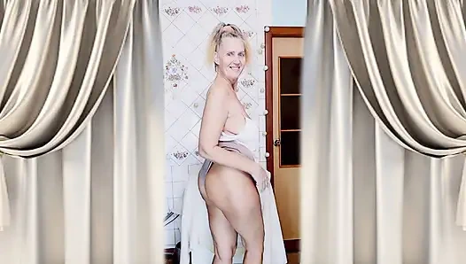 Cheerful housewife Lukerya's morning flirtation with juice and twerking