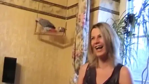 Cewek seksi jerman rambut pirang lagi asik seks lesbian di ranjang sambil bugil