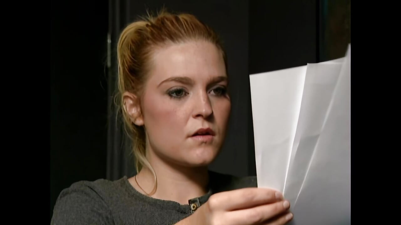 एक युवा गोरा सुंदर बिल्ली के साथ गड़बड़ मुश्किल द्वारा जॉन वेस्ट