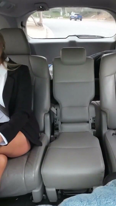Ægte MYLF gør Uber-chaufføren mega mega glad - MILF Taxi | Klip 1