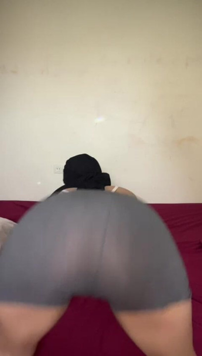 Hidzsáb arab lány egyedül mutatja meg szaftos seggét, vastag zsákmány ível szűk muszlim leggings alatt