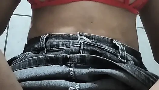 Imut dengan lingerie merah menunjukkan segalanya dan menyentuh dirinya sendiri