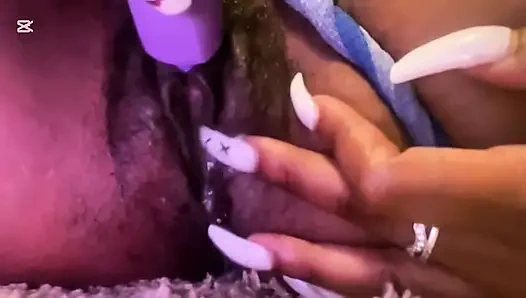 Bir lezbiyen üvey erkek kardeşi için mastürbasyon yapıyor