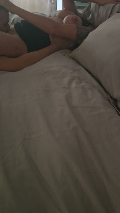 Застенчивая милфа пытается не кончить, и она плохо терпит неудачу!! | Клип 1