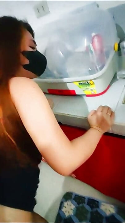 Sıkı amlı üvey kız ayakta köpek stili sikilirken