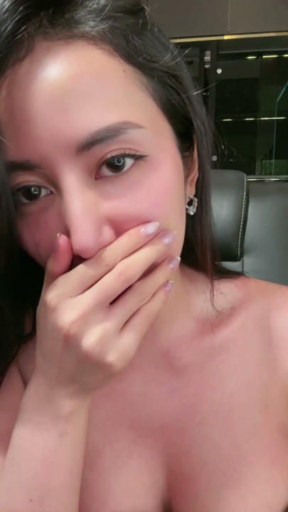 Uma jovem que tenta roubar uma rapariga bonita da casa de um vizinho | Clipe 1