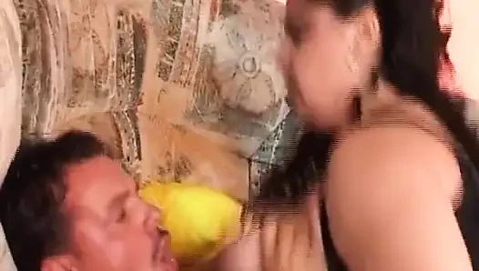 Almanya'dan tombul orta yaşlı seksi kadın yarağına binmek için burada