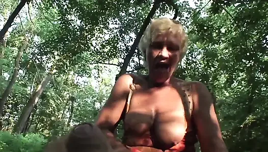 Nenek yang hot banget dengan toket kecil dan memek berbulu lagi ngidam dientot habis-habisan sampai mengerang keenakan