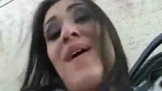 Puta tetona charley chupa polla en un estacionamiento