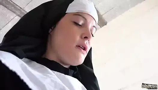 Возбужденная юная монахиня раздевается и трахается со стариком в кабинке исповеди