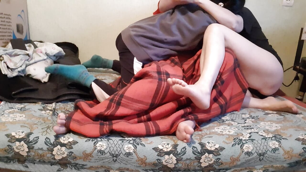 우리가 영화를 보는 동안, 계모는 내 여자 친구 옆에 위험한 방법으로 처음으로 내 질을 자위하기 시작했다.