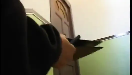 Geile blonde milf bläst schwarzen schwanz, während ihre fotze geleckt wird